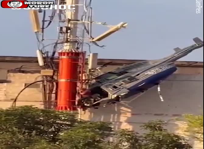 Video: A four-person helicopter crashes in Colombia